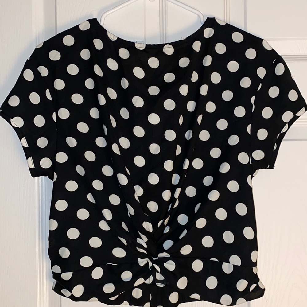Black and white spotted knot front top